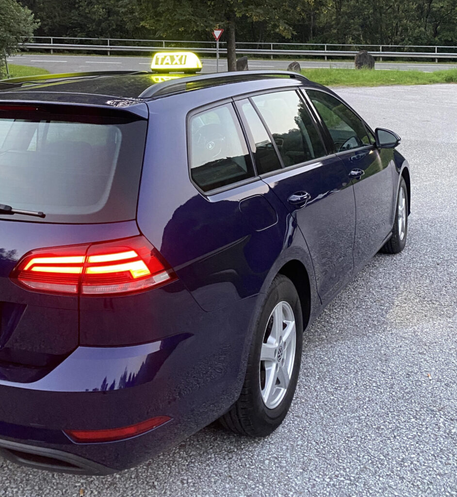 Ein Taxi von der Firma Bergland Taxi.